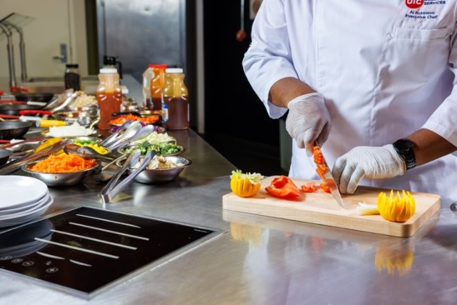 chef chopping the vegetables